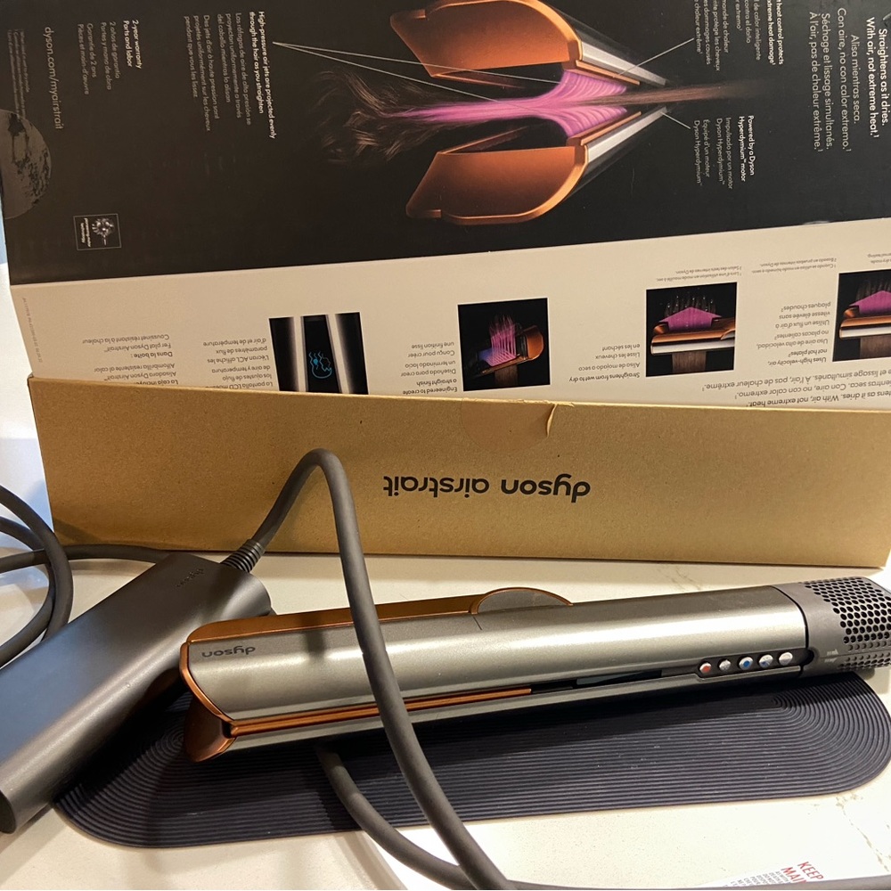 Almost brand new Dyson Airstraight